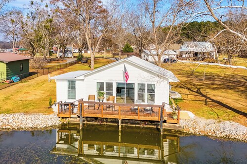 Cozy Cottage on Main Channel of Lay Lake
