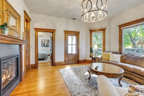 House (4 Bedrooms) | Interior - Downtown Walkability - 'the Purple House' (Berthoud)