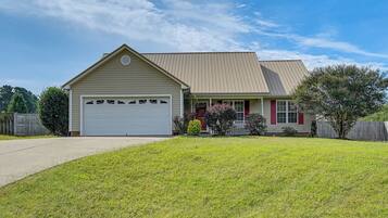 Rumah (3 Bedrooms) | Bagian depan properti