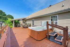 House (3 Bedrooms) | Interior - Wine & BBQ Trail Fun: Home w/ Hot Tub in Lexington (Lexington)