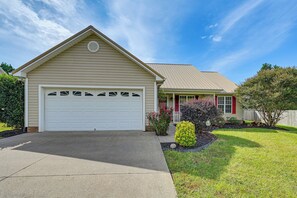 House (3 Bedrooms) | Interior - Wine & BBQ Trail Fun: Home w/ Hot Tub in Lexington (Lexington)