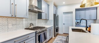 Family Haven 1 Mi to Dtwn Erie: Bring Your Pets!