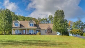 Unclassified image, 5 of 34, button - New Milford Home: 29 Mi to Lime Rock Park! (New Milford)