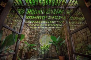 المنشأة من الداخل