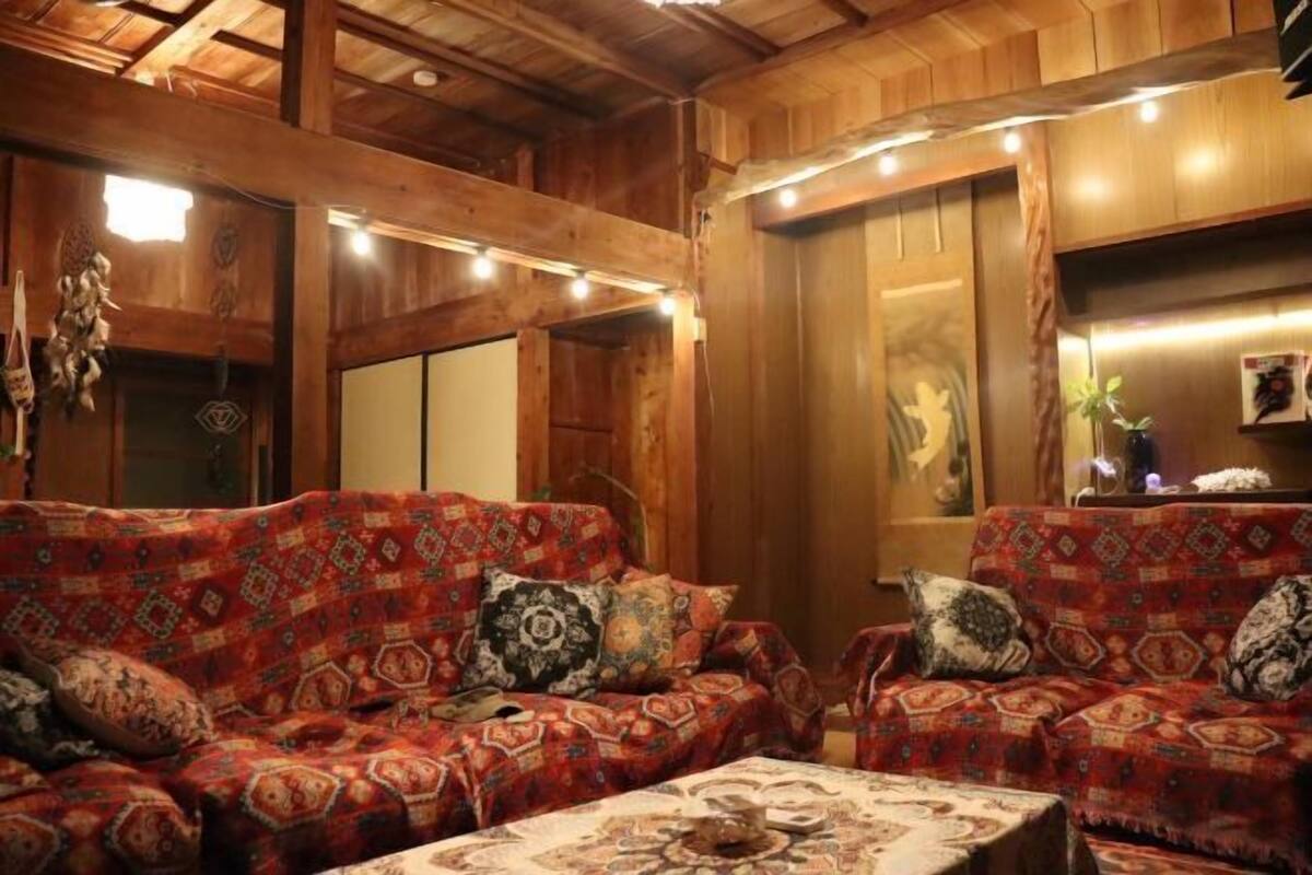 Een houten interieur met een zithoek en een tafel.