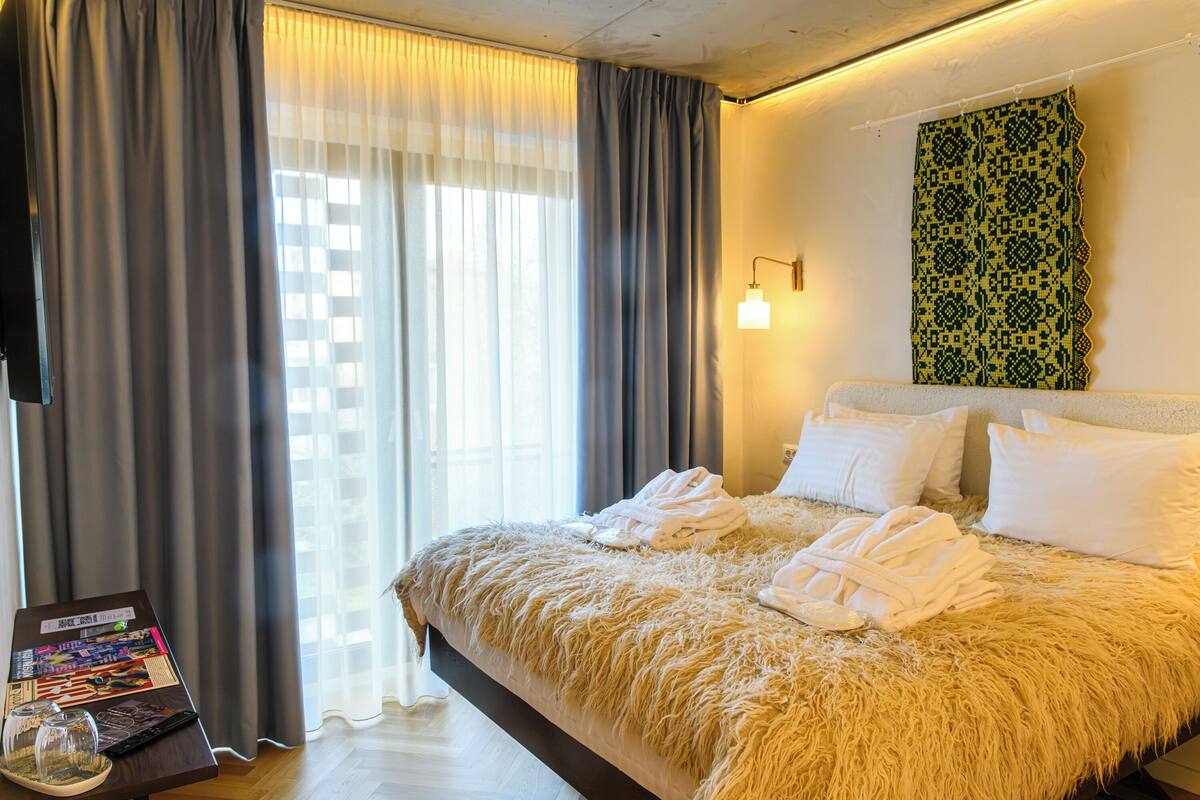 Minibar, desk, blackout drapes, WiFi (free)