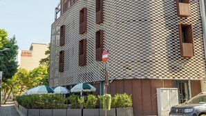 A building with a checkered facade, a no entry sign, and a crosswalk in front. - NISHANI BOUTIQUE MOTEL (Bucharest)