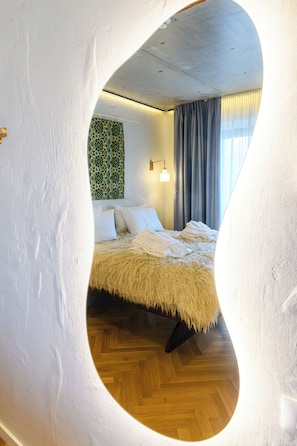 Habitación doble estándar, 1 cama King size, vista a la ciudad | Minibar, decoración personalizada, escritorio y cortinas blackout