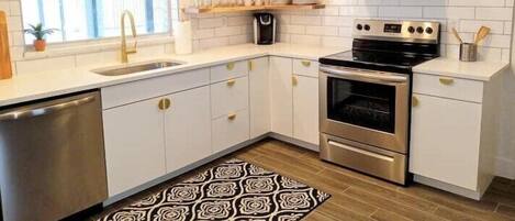 冷蔵庫、電子レンジ、コンロ、食器洗い機