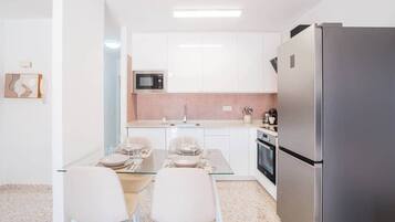 Een koelkast, een magnetron, een vaatwasser