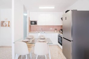 Een koelkast, een magnetron, een vaatwasser