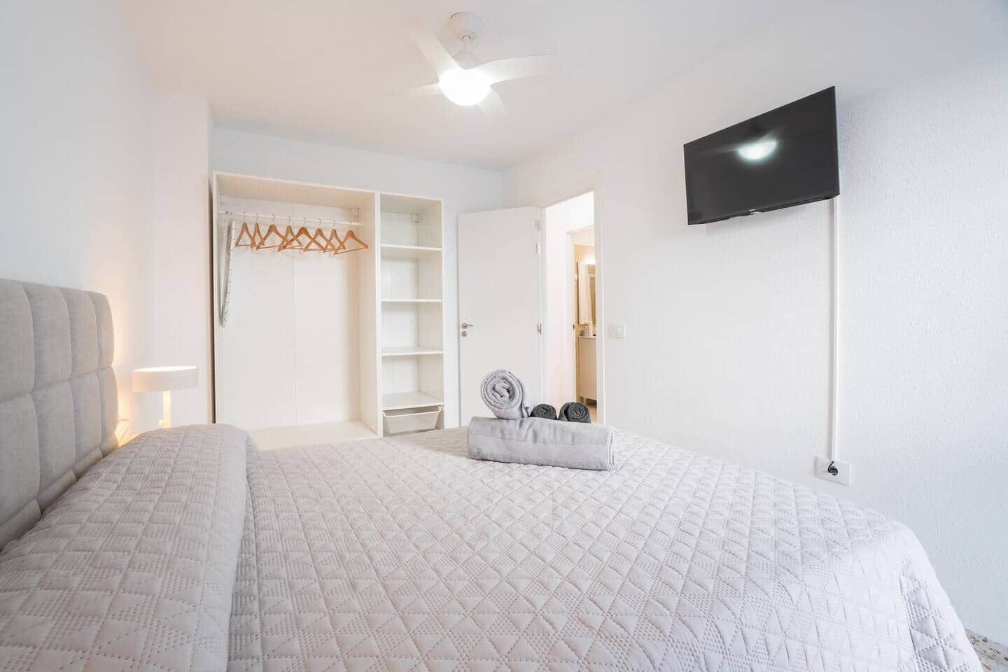 2 slaapkamers, een strijkplank/strijkijzer, wifi, beddengoed