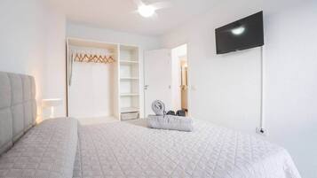 Tabla de planchar con plancha, wifi, ropa de cama