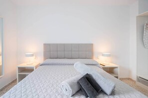 Een strijkplank/strijkijzer, wifi, beddengoed