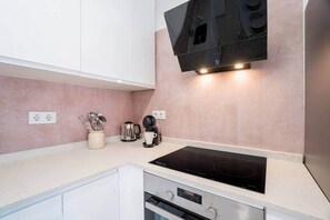 Een koelkast, een magnetron, een vaatwasser