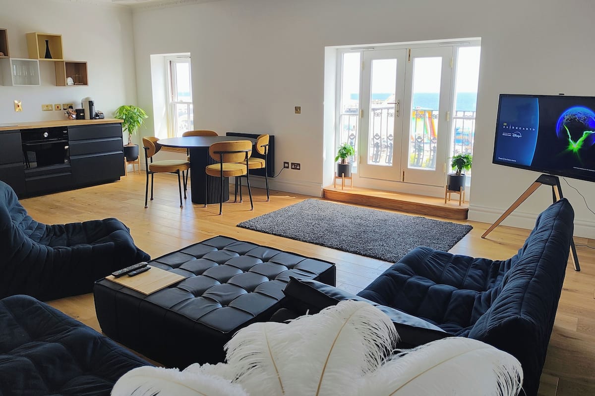 Panoramic Apartment, 1 King Bed, Pets Allowed, Beachfront | Living area