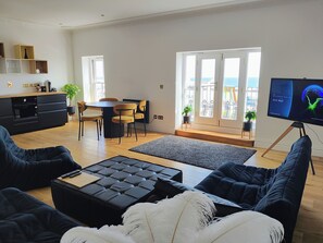 Appartement Panoramique, 1 très grand lit, animaux de compagnie acceptés, en front de plage | Coin séjour