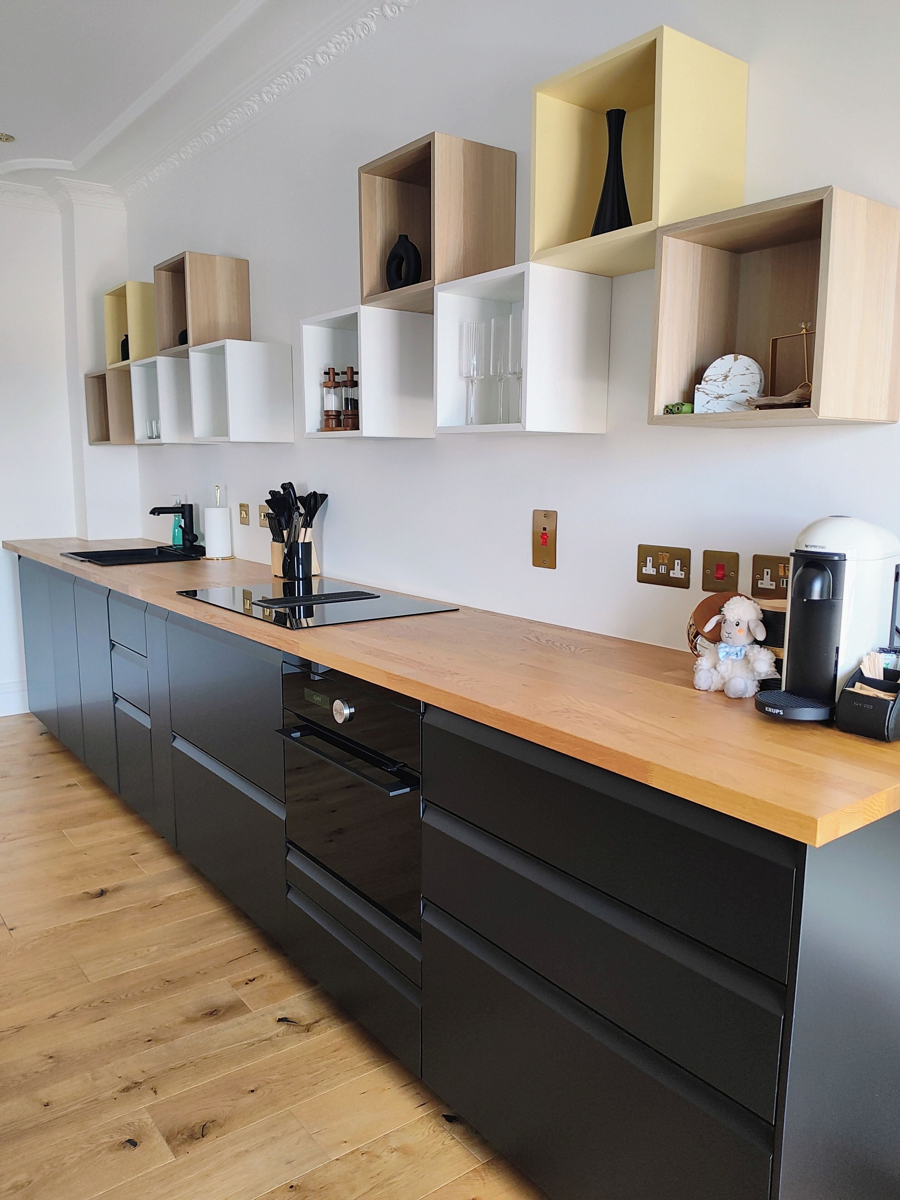 Apartamento panorâmico, 1 cama King, aceita animais de estimação, de frente para a praia | Cozinha privada | Geladeira grande, micro-ondas, fogão, cooktop