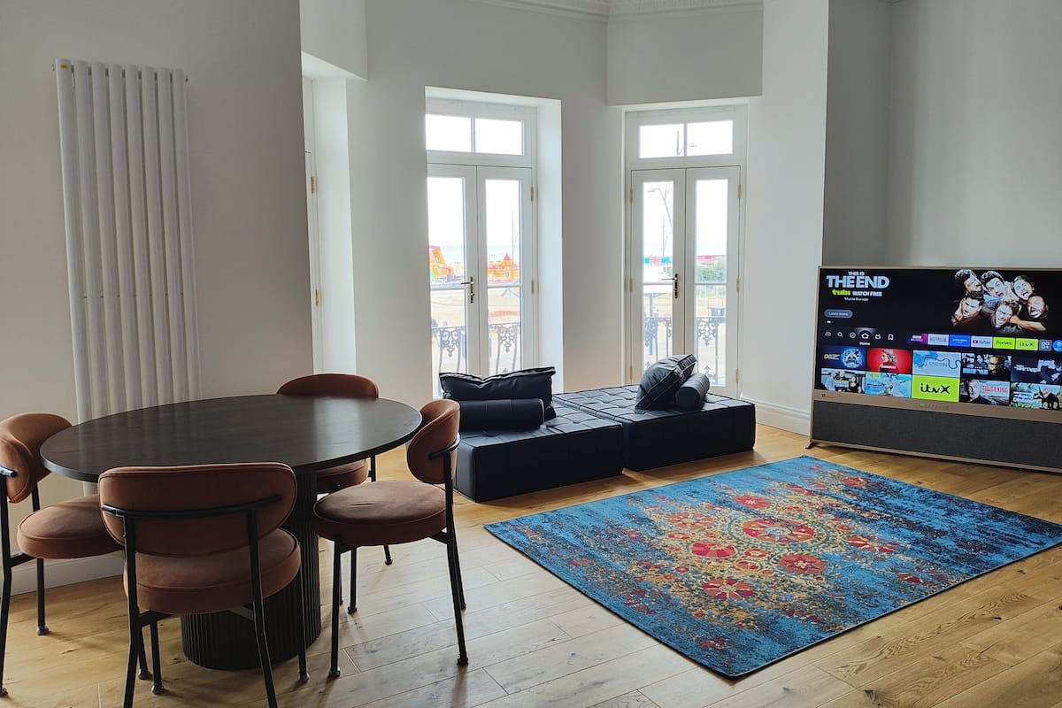 Signature Apartment, 1 King Bed, Balcony, Sea Facing | Living area