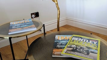 Appartement Panoramique, 1 très grand lit, animaux de compagnie acceptés, en front de plage | Coin séjour