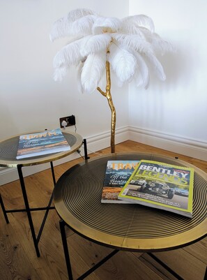 Panoramic Apartment, 1 King Bed, Pets Allowed, Beachfront | Living area