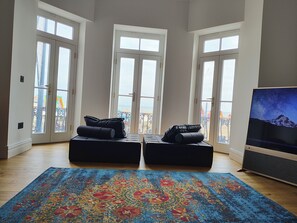 Appartement Signature, 1 très grand lit, balcon, vue mer | Coin séjour