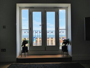 Panoramic-Apartment, 1 King-Bett, Haustiere gestattet, Strandnähe | Wohnbereich