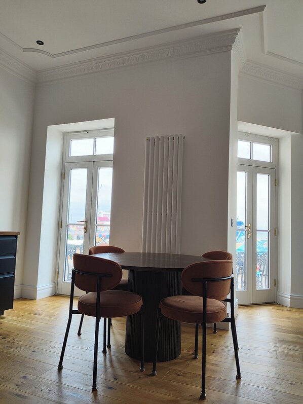 Signature Apartment, 1 King Bed, Balcony, Sea Facing | In-room dining