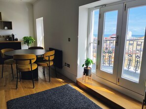 Panoramic Apartment, 1 King Bed, Pets Allowed, Beachfront | In-room dining