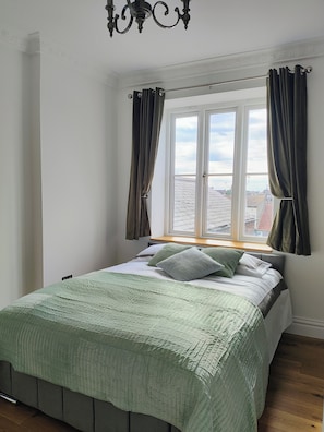 Luxury Apartment, 1 King Bed, Pets Allowed, Beach View | Laptop workspace, free WiFi
