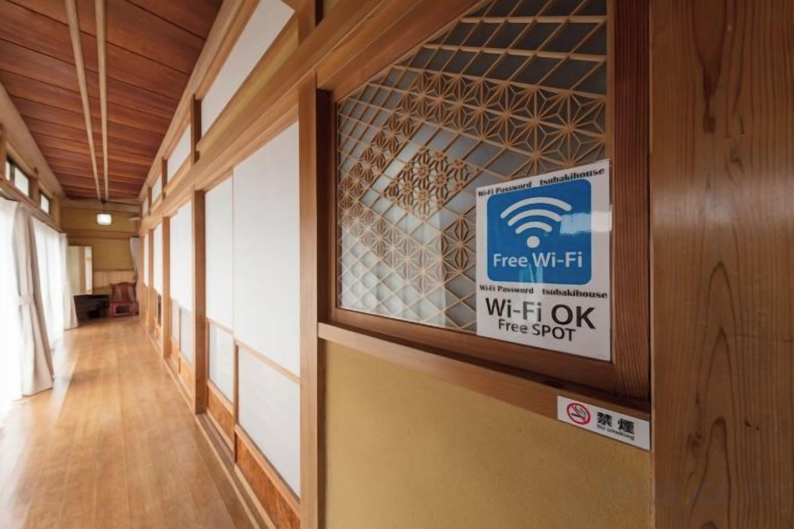 Ein Flur mit einem Schild, das kostenloses WLAN anzeigt.
