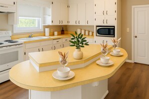 Kjøleskap, mikrobølgeovn, ovn og kokeplater