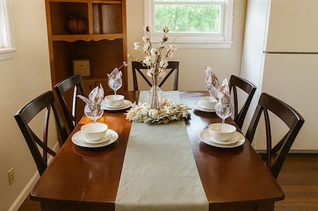 Dining. Cottage Down the Layne Near Coalmont OHV