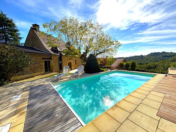 Una piscina al aire libre, una piscina climatizada
