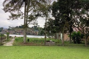 View from property - Matraville Home Stay Lake Toba (Tuktuk Siadong)