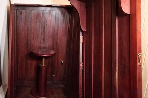 A wooden door with a small round table and a door handle. - Reen Resorts Aanavilasam Plantation Thekkady (Thekkady)