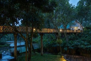 A wooden bridge connecting two buildings in a lush, green environment. - Reen Resorts Aanavilasam Plantation Thekkady (Thekkady)