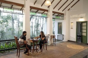 Outdoor dining - Reen Resorts Aanavilasam Plantation Thekkady (Thekkady)