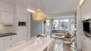 Apartment, 1 Bedroom, Ocean View | Living room | Books