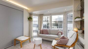 Departamento, 1 habitación, vista al océano | Área de sala de estar | Libros