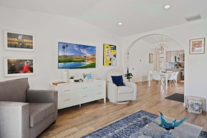 Apartment, Mehrere Betten, Balkon, Gartenblick (Preserve at Mesquite) | Wohnbereich