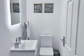 Bathroom - Modern Garden Retreat - Near Wfj, 3Br Ensuite & Parking (Watford)