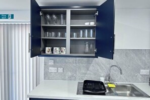 Una cocina con un mueble empotrado, un lavamanos y un tostador.