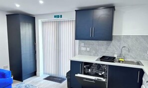 Private kitchen - Modern Garden Retreat - Near Wfj, 3Br Ensuite & Parking (Watford)
