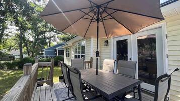 屋外ダイニングエリア