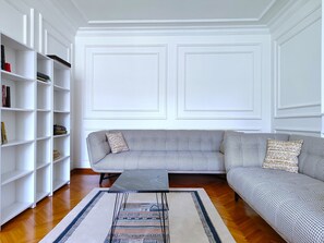 A living room with a checkered sofa, a coffee table, and a bookshelf. - Time Traveller's Mansion in Fatih (Istanbul)