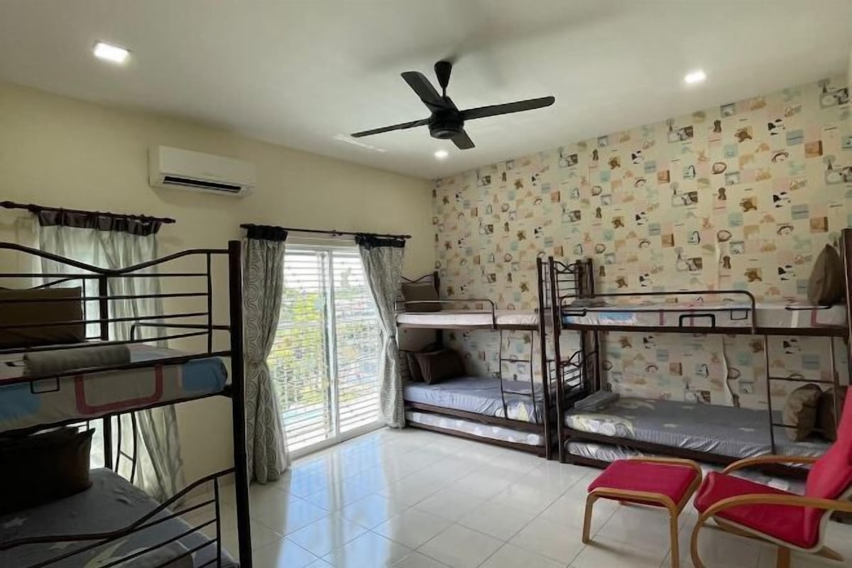 Un dormitorio con literas, ventilador de techo, aire acondicionado y ventana con cortinas.