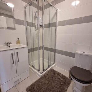Een douche, een haardroger, handdoeken, zeep