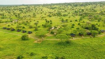 Un paisaje rural con edificios dispersos y vegetación.