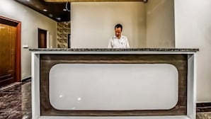 A reception desk with a marble countertop and a modern design. - Hotel Swastik Stay (New Delhi)